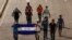 Un grupo de migrantes, que porta una bandera hondureña, parten de la localidad San Pedro Sula, Honduras, rumbo a Guatemala, el 30 de septiembre de 2020.