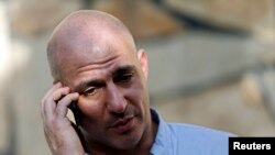 Repoter Njujork Tajmsa, Metju Rozenberg, razgovara telefonom posle razgovora sa državnim tužiocem u Kabulu, 20. avgusta 2014. 