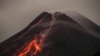 Lava mengalir turun dari kawah Gunung Merapi, gunung berapi paling aktif di Indonesia, seperti yang terlihat dari Kaliurang di Yogyakarta pada 1 Maret 2021. (Foto: AFP/Agung Supriyanto)