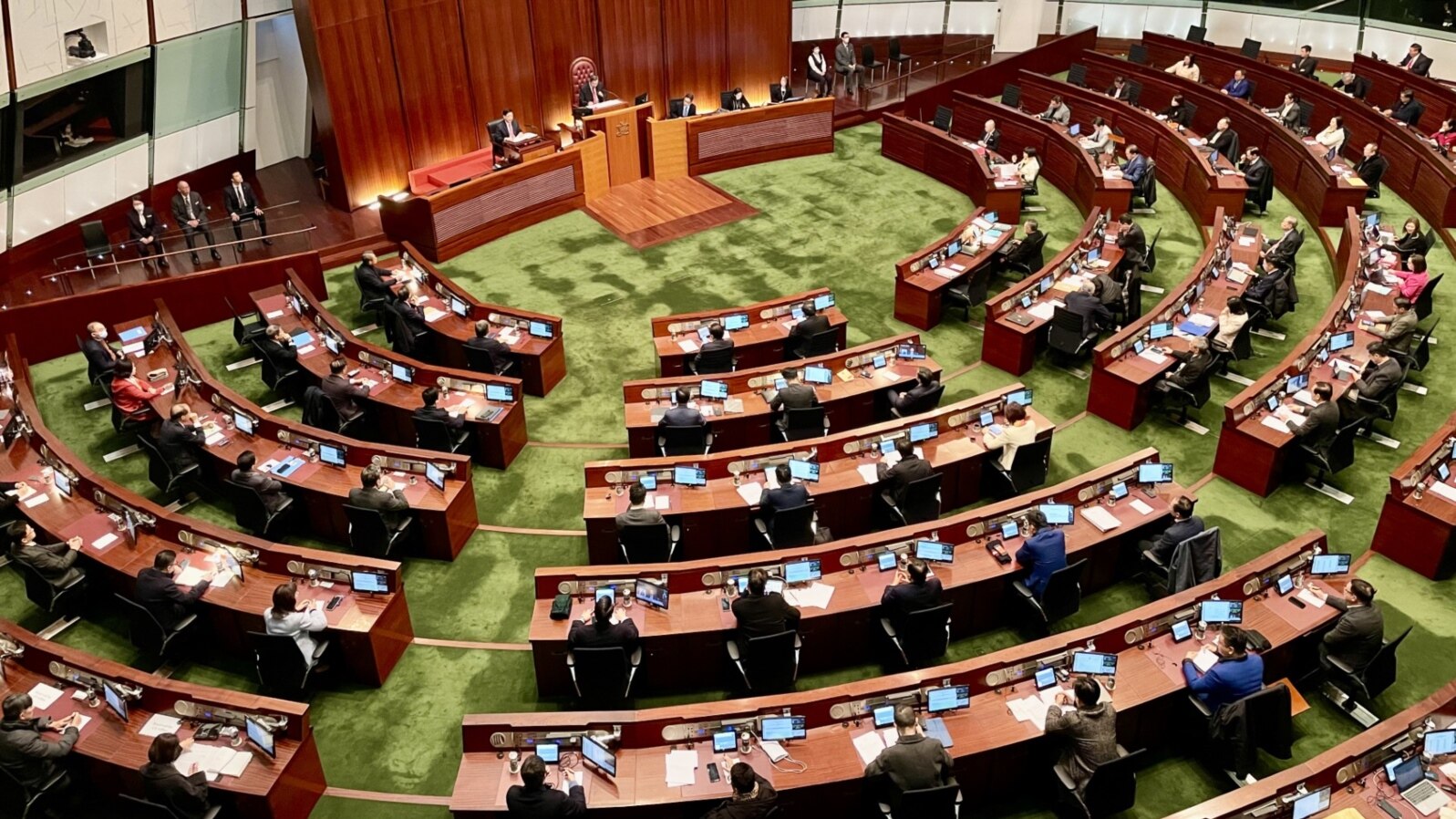 香港立法會換屆選舉將於2025年底舉行，有學者分析，脫離民意的選舉制度不改變的話，就算“換血”亦難以改善議員表現不濟。(美國之音照片)