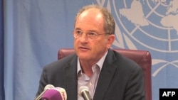David Shearer, représentant spécial du Secrétaire général des Nations unies, donne une conférence de presse sur le cas des deux pilotes kenyans, à Juba, le 24 janvier 2018.