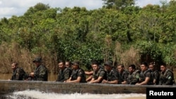 브라질군 장병들이 아마존 정글에서 보트를 타고 이동하고 있다. (자료사진)