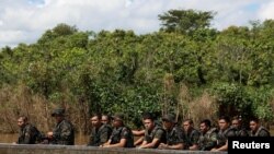 Soldados brasileños buscan a un periodista británico y un experto indigenista en la Amazonia el 14 de junio de 2022. Foto Reuters.