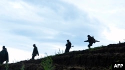Des soldats avancent au nord de Goma, le 5 novembre 2013. 