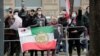 Pripadnici iranske opozicione grupe protestuju ispred Grand hotela u Beču za vreme nuklearnih pregovora iza zatvorenih vrata 15. aprila 2021. (Foto: AP/Lisa Leutner) 