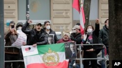 Kelompok oposisi Iran berdemo dekat 'Grand Hotel Wien' tempat pelaksanaan perundingan tertutup perjanjian nuklir Iran di Wina, Austria, 15 April 2021. (AP Photo/Lisa Leutner)