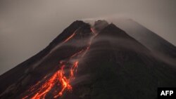 Lava mengalir turun dari kawah Gunung Merapi, gunung berapi paling aktif di Indonesia, seperti yang terlihat dari Kaliurang di Yogyakarta pada 1 Maret 2021. (Foto: AFP/Agung Supriyanto)