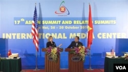 Menlu AS Hillary Rodham Clinton melakukan jumpa pers bersama Menlu Vietnam Pham Gia Khiem pada KTT ASEAN di Hanoi hari ini.