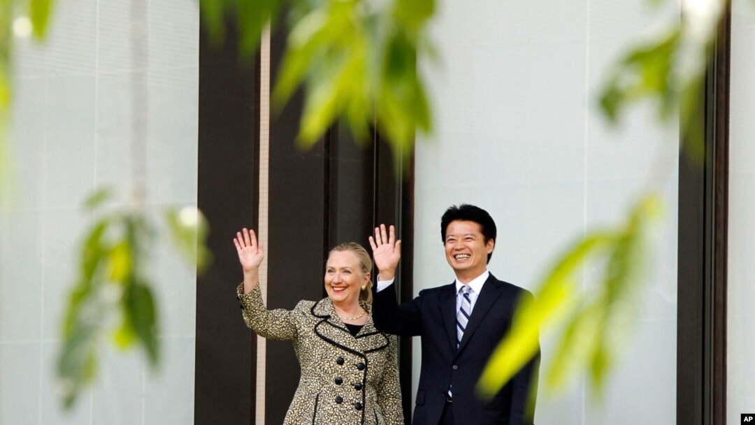 Ngoại trưởng Hoa Kỳ Hillary Rodham Clinton (trái) và Ngoại trưởng Nhật Koichiro Gemba
