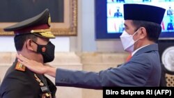 Presiden Joko Widodo (kanan) melantik Jenderal Listyo Sigit Prabowo (kiri) sebagai Kapolri baru di Istana Presiden Jakarta, 27 Januari 2021. (Foto: Biro Setpres/AFP)