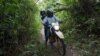 Un agent de l’OMS (Organisation mondiale de la Santé) transporté sur une moto dans la zone où a sévi une épidémie d’Ebola dans la province de l’Equateur, RDC, sur une photo publiée le 24 juillet 2018. (Twitter/OMS)