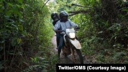 Un agent de l’OMS (Organisation mondiale de la Santé) transporté sur une moto dans la zone où a sévi une épidémie d’Ebola dans la province de l’Equateur, RDC, sur une photo publiée le 24 juillet 2018. (Twitter/OMS)