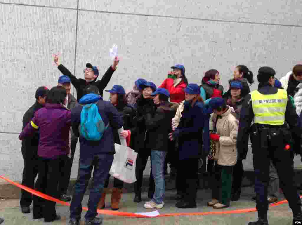 香港大学罢课学生和一些民间团体在港大校委会会场外抗议 (美国之音海彦拍摄)