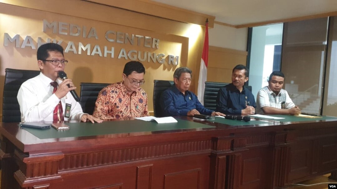 Ketua Umum PP IKAHI Suhadi bersama sejumlah pengurus saat menggelar konferensi pers di Gedung Mahkamah Agung, Jakarta, Senin (3/12). (Foto: VOA/Sasmito)