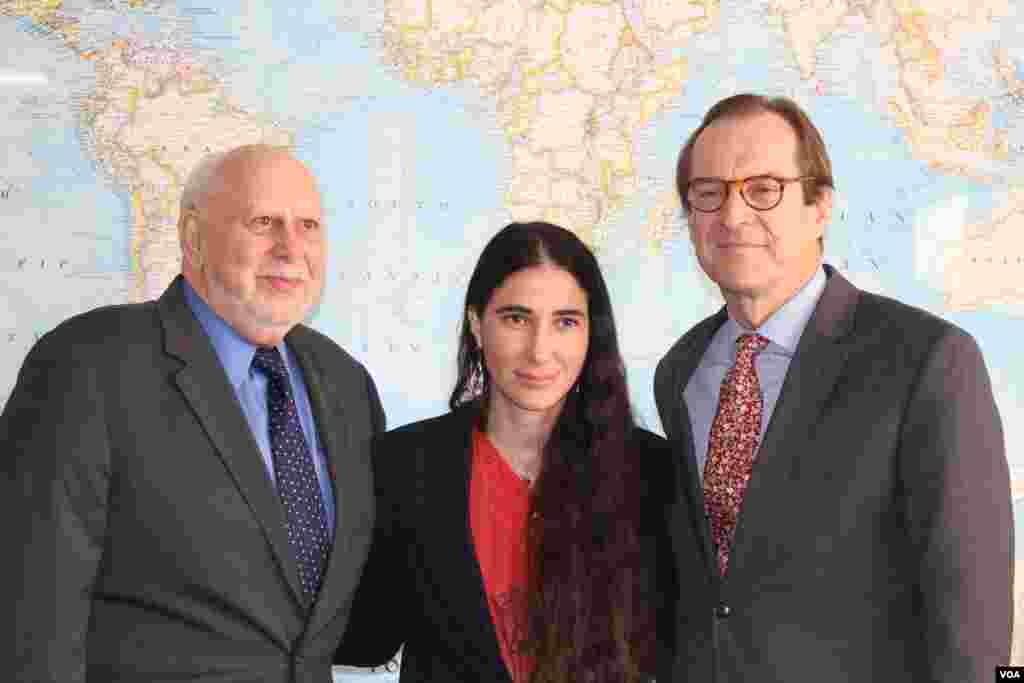 Yoani Sánchez junto a Dick Lobo, izquierda, director de IBB y David Ensor, director de la Voz de América.