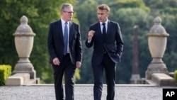 FILE - Britain's Prime Minister Keir Starmer, left, walks with France's President Emmanuel Macron during a European Political Community meeting, near Oxford, England, July 18, 2024.