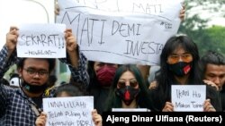 Mahasiswa memprotes Undang-undang Ketenagakerjaan di Jakarta, 7 Oktober 2020. (Foto: REUTERS/Ajeng Dinar Ulfiana)