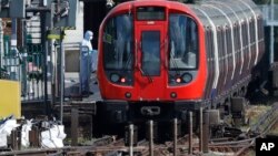 Seorang petugas forensik tampak berada di dekat kereta bawah di stasiun Parsons Green di mana serangan teror terjadi di London, Jumat pagi (15/9). 
