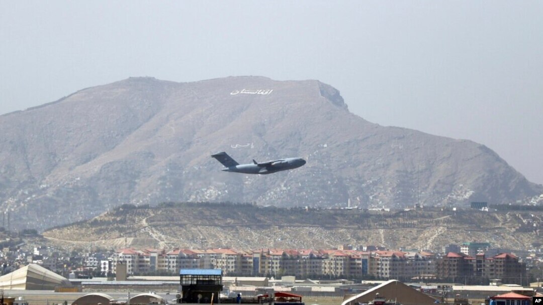 Pesawat militer AS lepas landas dari Bandara Internasional Hamid Karzai di Kabul, Afghanistan, Sabtu, 28 Agustus 2021. 