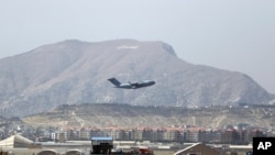 Pesawat militer AS lepas landas dari Bandara Internasional Hamid Karzai di Kabul, Afghanistan, Sabtu, 28 Agustus 2021. 