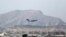 Pesawat militer AS lepas landas dari Bandara Internasional Hamid Karzai di Kabul, Afghanistan, Sabtu, 28 Agustus 2021.