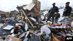 Warga berusaha mencari barang-barang yang masih bisa dipakai setelah tornado melanda Nashville, Tennessee 3 Maret 2020. 