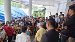 မြန်မာအလုပ်သမားကိုငွေလိမ်လည်ခဲ့တဲ့ အကျိုးဆောင်ကုမ္ပဏီကို AAC အဖွဲ့က မြန်မာအလုပ်သမားတွေနဲ့အတူ ရဲစခန်းမှာ အမှုဖွင့်တိုင်ကြားခဲ့တဲ့ မြင်ကွင်း။ (မှတ်တမ်းဓာတ်ပုံ - AAC)