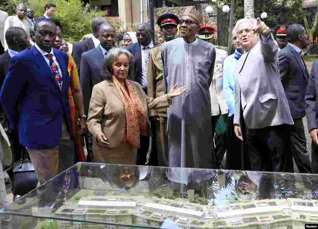 Shugaba Muhammadu Buhari tare da Darakta-Janar din Majalissar Dinkin Duniya Sahle-Work Zewde da babban Daraktan muhalli na Majalissar Dinkin Duniya, Joan Clos a birnin Nairobi. 