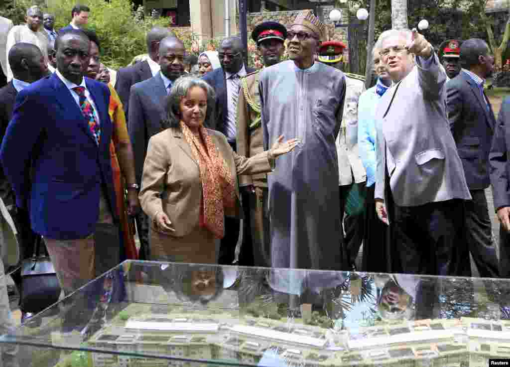 Shugaba Muhammadu Buhari tare da Darakta-Janar din Majalissar Dinkin Duniya Sahle-Work Zewde da babban Daraktan muhalli na Majalissar Dinkin Duniya, &nbsp;Joan Clos a birnin Nairobi. &nbsp;