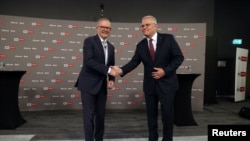 2022年4月20日，澳大利亚反对党领导人阿尔巴尼斯（左）与现任澳大利亚总理莫里森参加在布里斯班的加巴体育馆举行的2022年联邦选举的首次领导人辩论。
