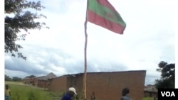 Sobas a remover a bandeira da Unita em Cahonde