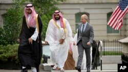 Pangeran Saudi, Mohammed bin Salman (tengah) tiba di Gedung Putih untuk bertemu Presiden Barack Obama hari Jumat (17/6). 
