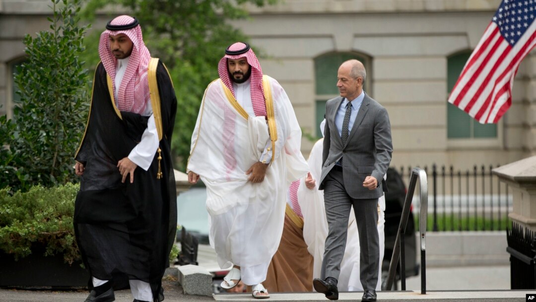 Pangeran Saudi, Mohammed bin Salman (tengah) tiba di Gedung Putih untuk bertemu Presiden Barack Obama hari Jumat (17/6). 