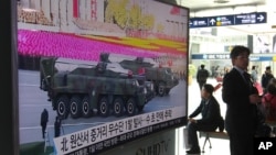 Televisi di sebuah stasiun kereta api di Seoul, Korea Selatan menayangkan berita seputar peluncuran misil Musudan Korea Utara (Foto: dok). 