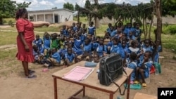 Une enseignante conduit sa classe sous un abri improvisé dans la Province du Nord du Cameroun le 16 septembre 2016.