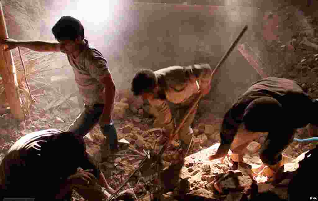 바르자칸에서 11일 지진 발생 직후 희생자 구조에 나선 주민들.