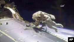 Фото НАСА. Астронавт Джек Фішер працює ззовні Міжнародної космічної станції 12 травня 2017 року