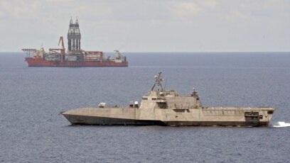 Tàu USS Gabrielle Giffords của Hải quân Mỹ hoạt động gần tàu thăm dò West Capella, 12//5/2020 (ảnh của Hải quân Mỹ)