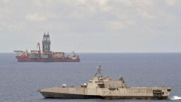 (Tư liệu) Tàu USS Gabrielle Giffords tiến hành các hoạt động thường lệ gần tàu khoan West Capella, ngày 12 tháng 5 năm 2020