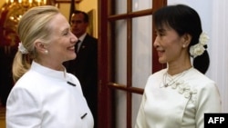Sekretarja Klinton takohet me Aung San Suu Kyi