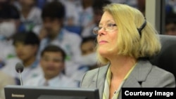 Journalist and author Elizabeth Becker testify before the Extraordinary Chambers in the Courts of Cambodia in Case 002/02 against Nuon Chea and Khieu Samphan, Phnom Penh, Cambodia, February 2015. (Courtesy of ECCC/Nhet Sok Heng)