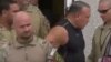 Tersangka Cesar Sayoc (kaos hitam), ditangkap di Miramar, Florida, hari Jumat (26/10). 