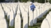 ARHIVA - Žena hoda između grobova u Potočarima, 11. jula 2017. (Foto: Reuters/Dado Ruvić)