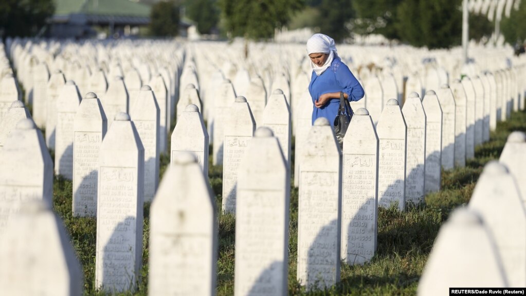Në varrezat e memorialit në Srebrenicë