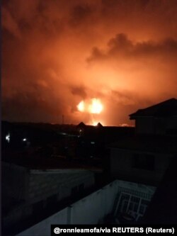 Bola de fogo na atmosfera em resultado da explosão numa estação de gás natural em Acra, Gana, a 7 de Outubro 2017. (@ronnieamofa/via REUTERS)