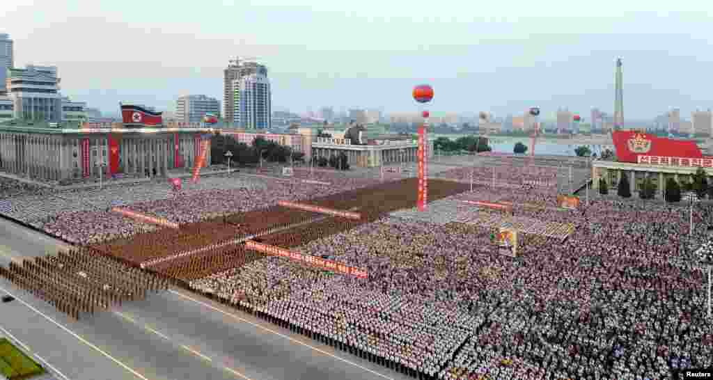 북한이 6일 대륙간탄도미사일(ICBM)급으로 평가받는 '화성-14' 시험발사 성공을 기념해 평양 김일성광장에서 평양시군민연환대회를 열었다.
