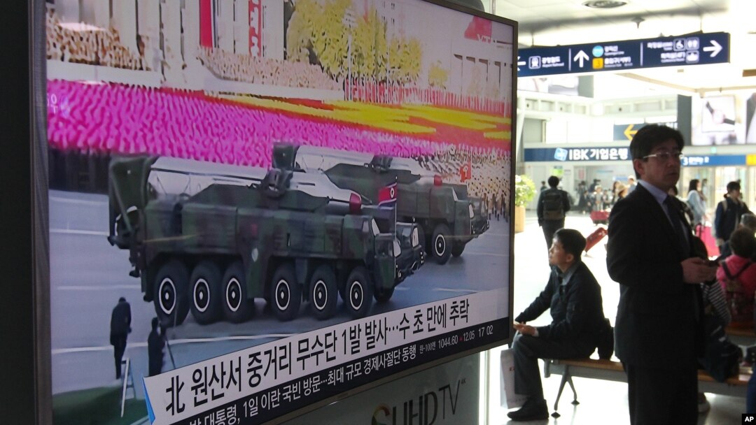 Televisi di sebuah stasiun kereta api di Seoul, Korea Selatan menayangkan berita seputar peluncuran misil Musudan Korea Utara (Foto: dok).