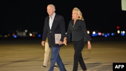 US President Joe Biden and First Lady Jill Biden step off Air Force One upon arrival at Reno-Tahoe International Airport, Reno, Nevada on August 18, 2023.