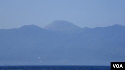 Gunung Lokon di Sulawesi Utara.