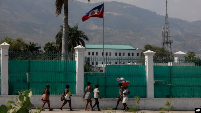 La gente pasa frente al Palacio Nacional en Puerto Príncipe, Haití, el lunes 25 de marzo de 2024. (Foto AP/Odelyn Joseph)